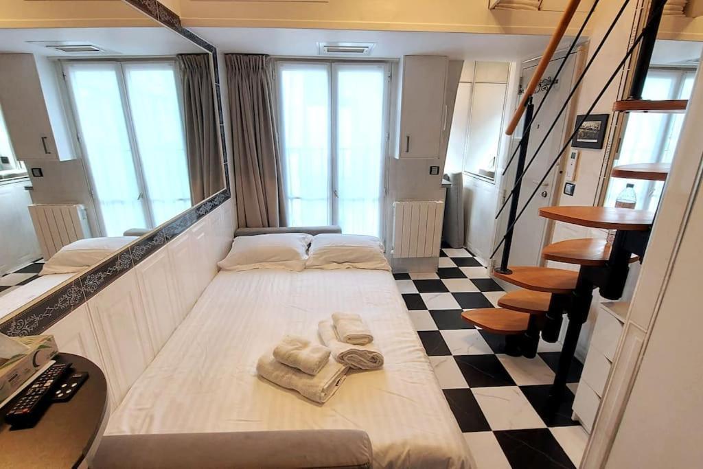 Duplex Notre-Dame De Paris Lägenhet Exteriör bild